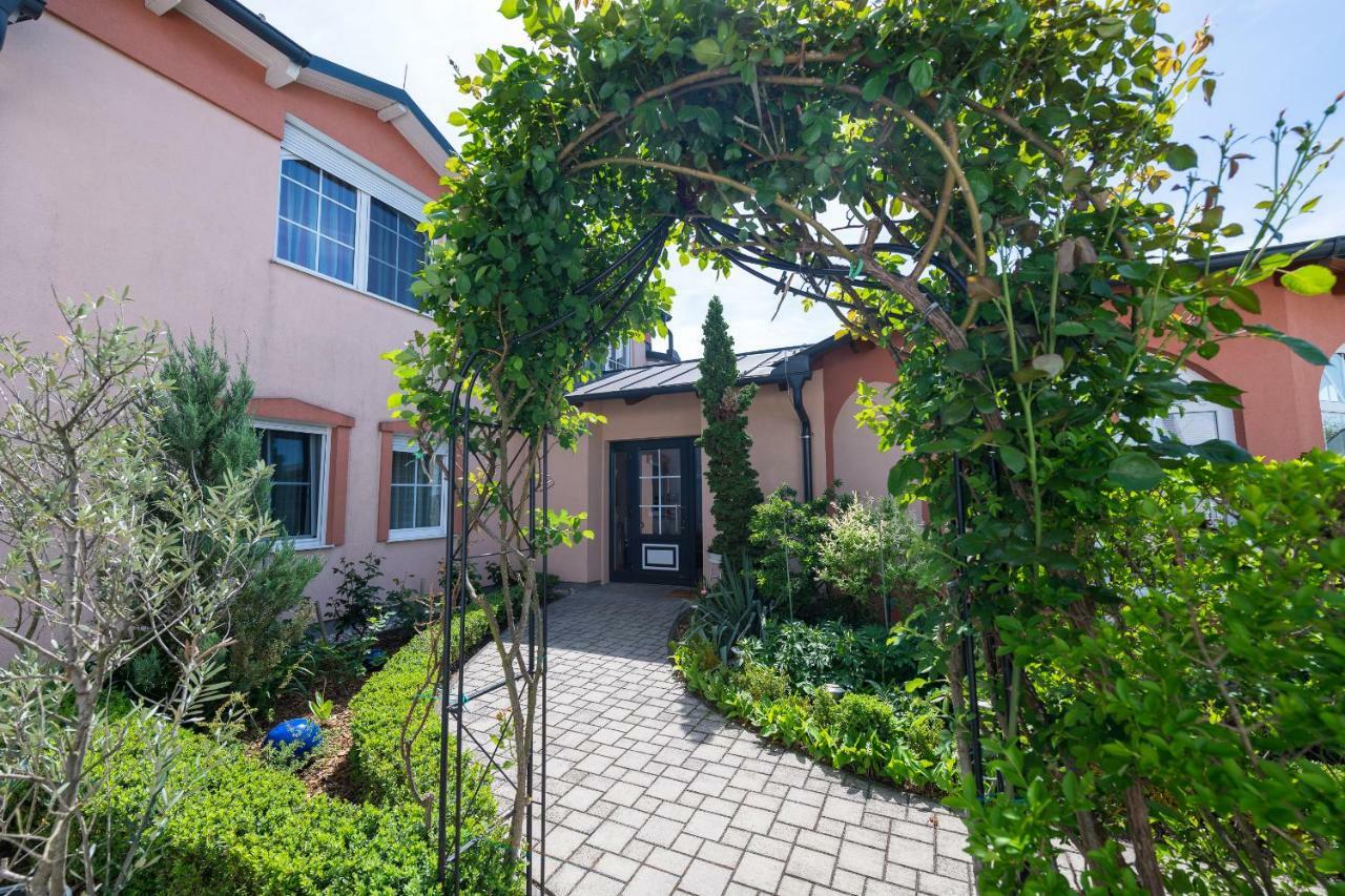 Sekt & Wein - Walter Klein Apartment Illmitz Exterior photo